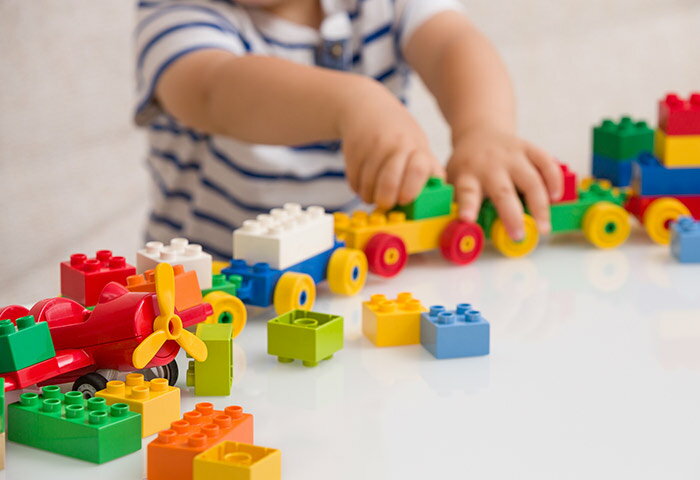 2歳におすすめ知育玩具12選！おもちゃ遊びを通して子どもの健やかな成長をサポート