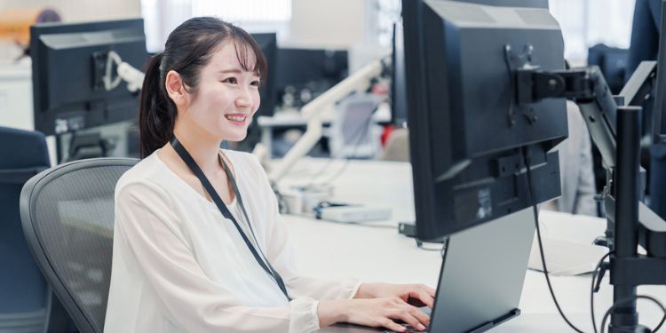 事務作業をする女性