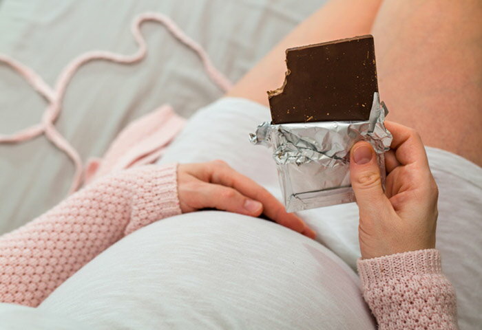 妊婦はチョコレートを食べたらダメ？目安量と胎児への影響・注意点