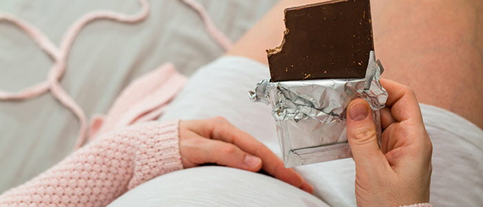 妊婦がチョコレートを食べる様子