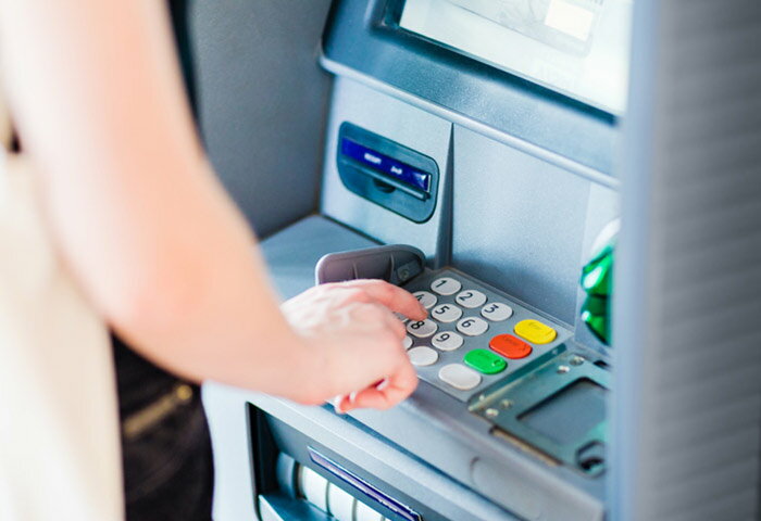 手数料、営業時間…ATMの不満を解消？「ネットバンキング」が便利！楽天銀行の紹介も