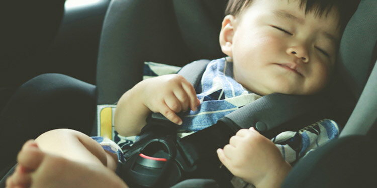 車で寝ている赤ちゃん