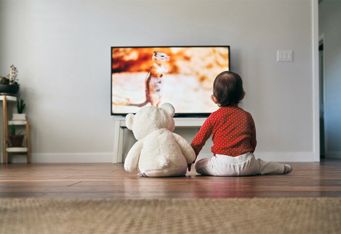 赤ちゃんにとってテレビを長時間見ることは危険？与える影響や見せる際の注意点についても！