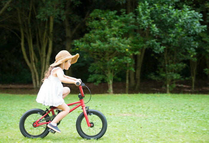 子どもが自転車に乗り始めるのは何歳から？上達のコツも紹介！
