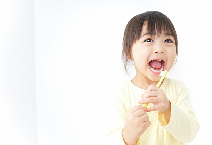 子どもの歯は虫歯になりやすい？予防方法やそのコツを解説！【歯科医監修】