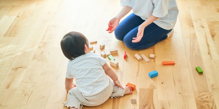 積み木で遊ぶ親子