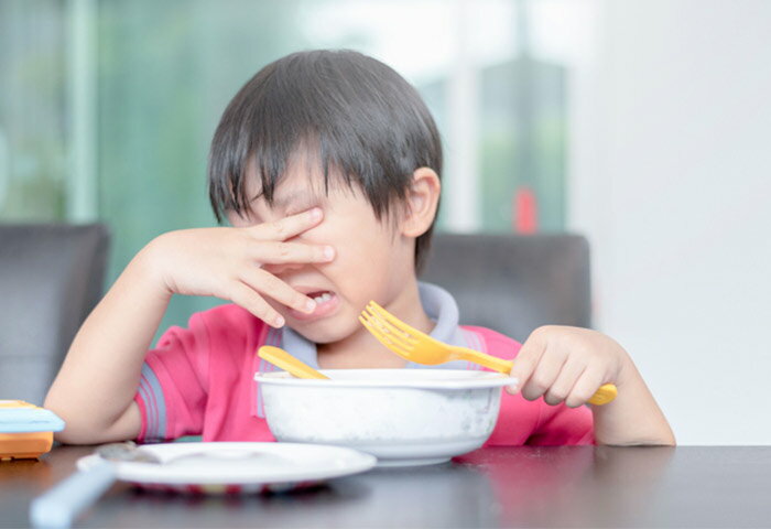 子どもがご飯を食べないのはなぜ？年齢別に原因と対策を解説【管理栄養士監修】