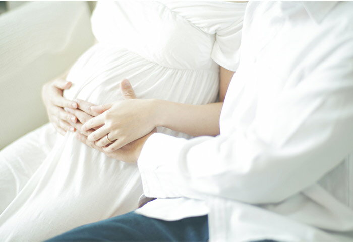 胎動が少ないと危険？ママ・赤ちゃんの原因と受診する目安や検査内容を解説【産婦人科医監修】