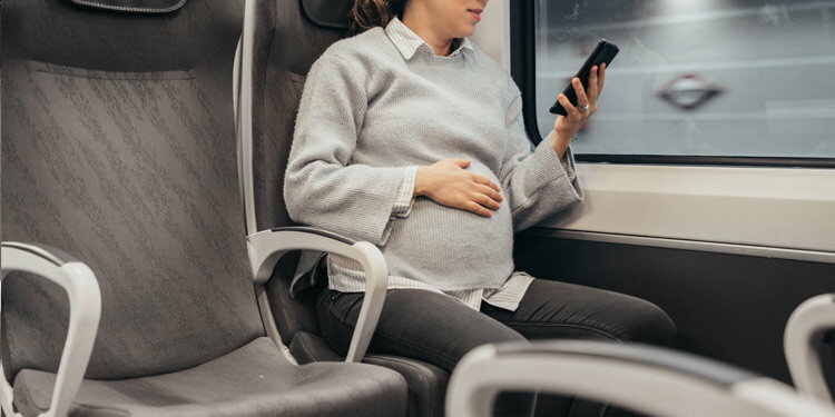 電車に乗る妊婦さん