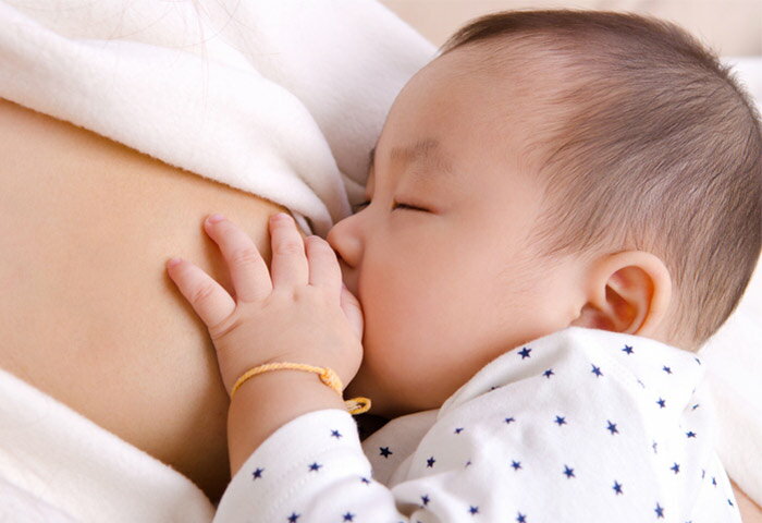 母乳はいつから出る？出ない原因と分泌を促進させる方法【助産師監修】