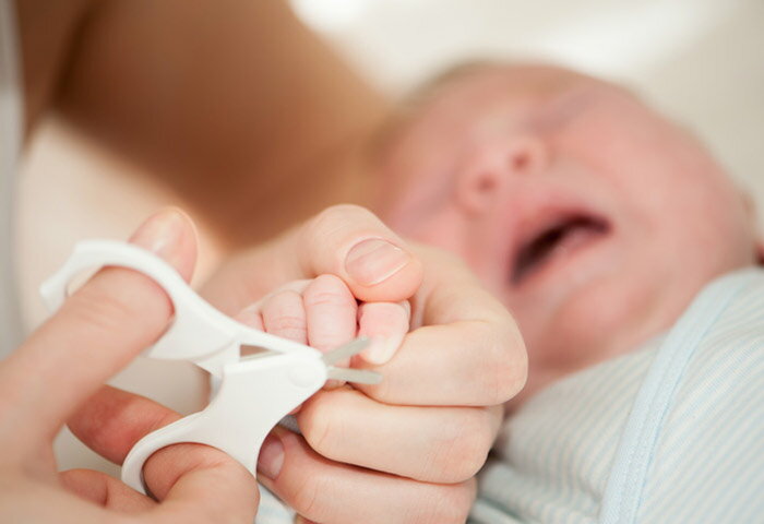 【助産師監修】赤ちゃんの爪切りはどうすればいいの？使用アイテムやコツを解説！