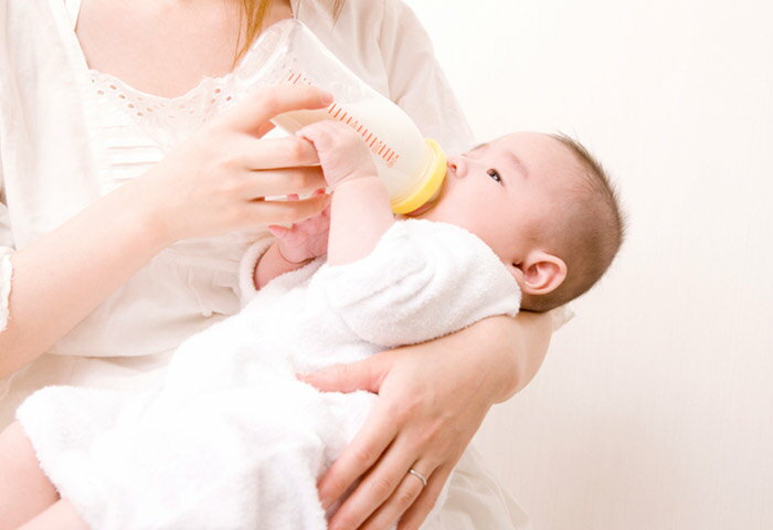 新生児のミルクの量・あげる間隔の目安を月齢別に解説【助産師監修】
