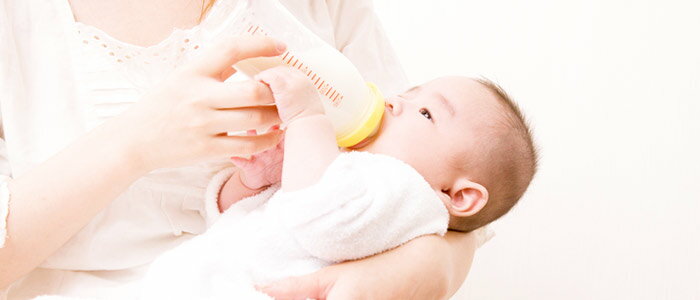 【楽天ママ割】 Mama's Life 新生児のミルク量や間隔はどのくらい？赤ちゃんのサインも解説【助産師監修】
