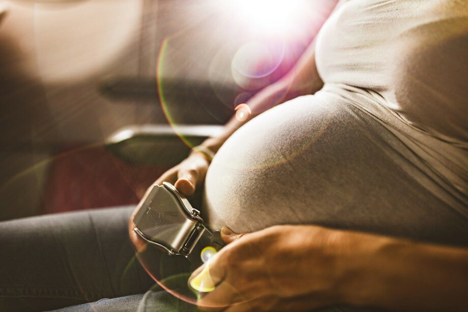 シートベルトをする妊婦