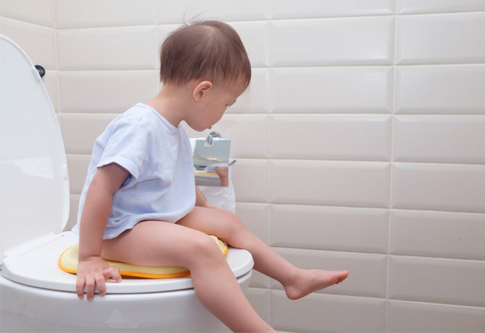 トイレトレーニングはいつから始めるべき？進め方と成功させるコツを紹介【専門家監修】