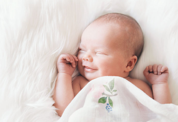 赤ちゃんが笑う、新生児微笑とは？いつから見られる？【助産師監修】