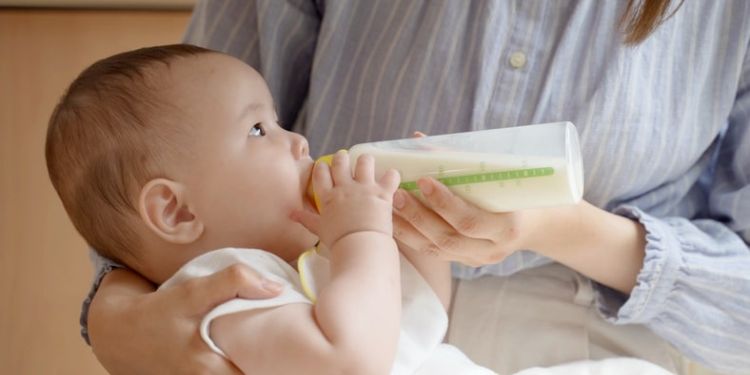 ミルクを飲んでいる赤ちゃん