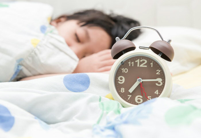 小学生の睡眠時間はどれくらいが理想？早く寝かせるためのコツも紹介