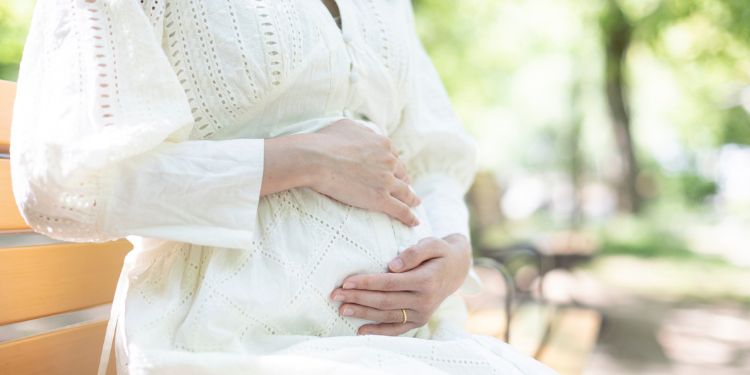 おなかを抑える妊婦さん