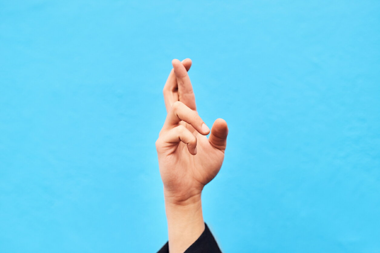 相手の幸運を祈るハンドサイン
