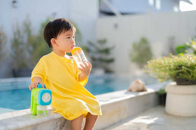 水分補給する子ども