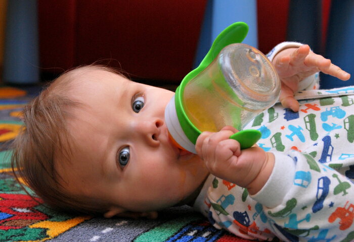 医師監修｜赤ちゃんはいつから麦茶を飲める？飲ませ方や注意点を解説