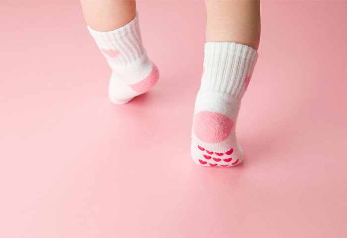赤ちゃんの靴下はいつから必要？サイズ・素材の選び方も解説！