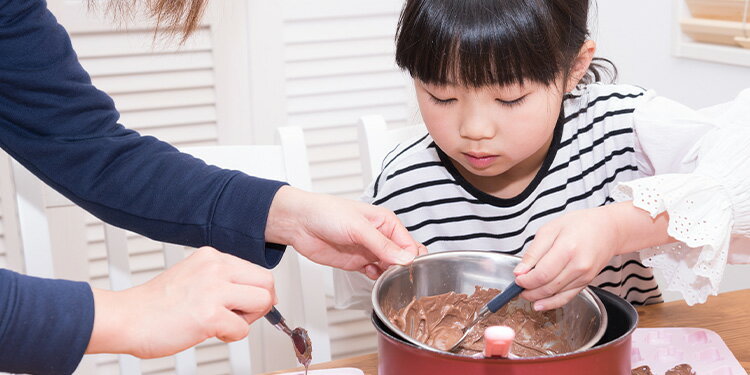 チョコレートを食べる子ども