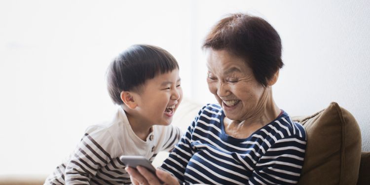 おばあちゃんと楽しそうに会話する子ども