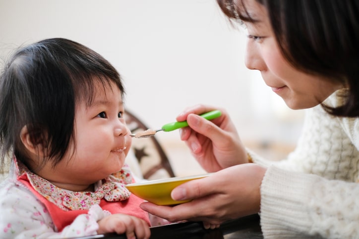 離乳食を食べる赤ちゃん