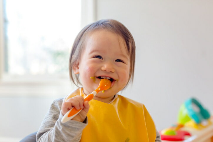 離乳食を食べる離乳食後期のこども