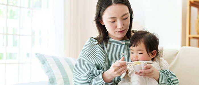 離乳食を食べる赤ちゃん