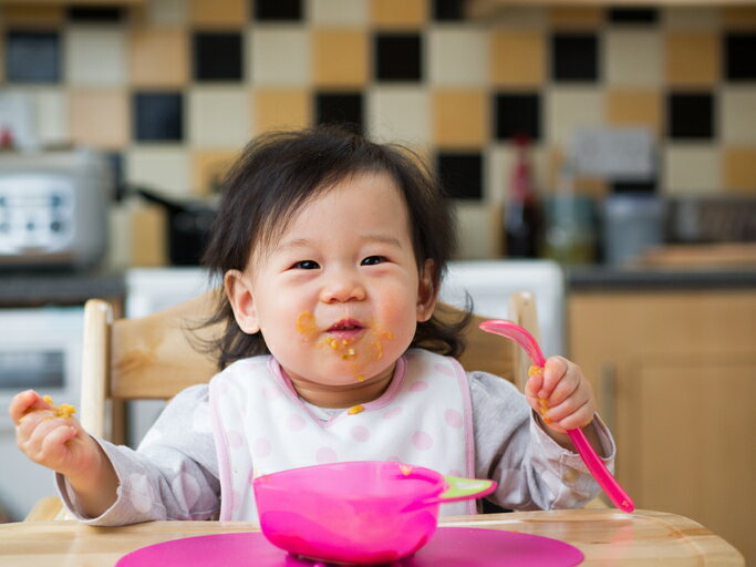 離乳食を楽しんで食べる赤ちゃん