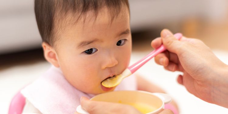 離乳食を食べる赤ちゃん