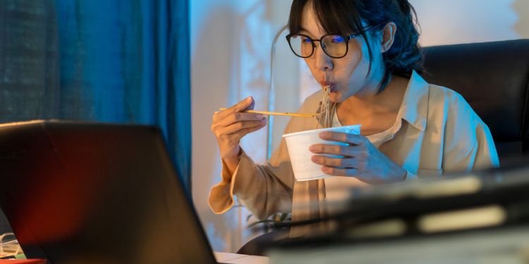 深夜にラーメンを食べる女性