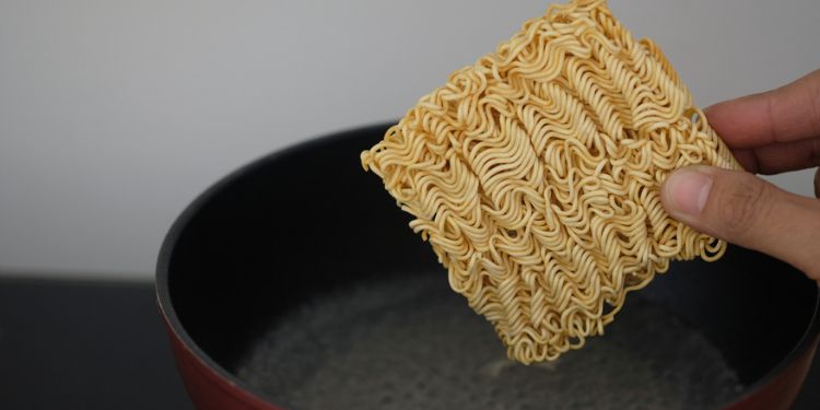 カップラーメンを茹でる様子