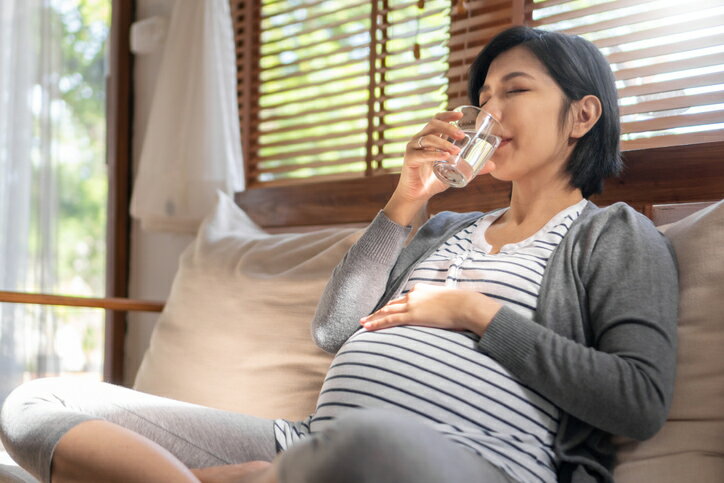 水を飲む妊婦