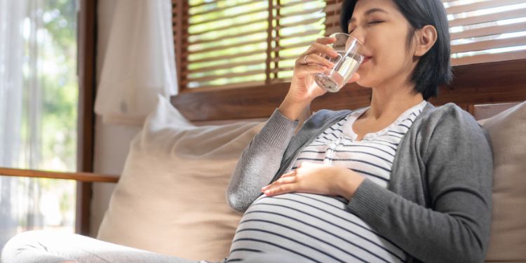 水を飲む妊婦