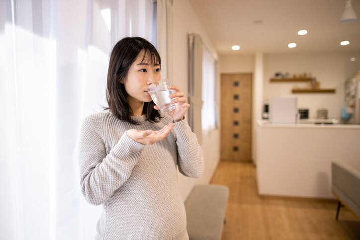 薬を飲む妊婦