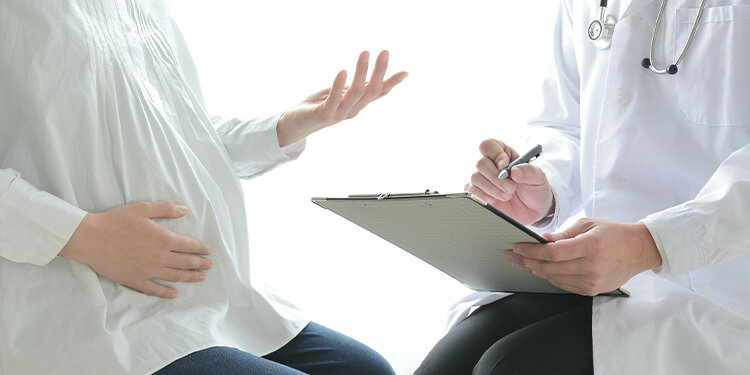 医師の診察をうける妊婦
