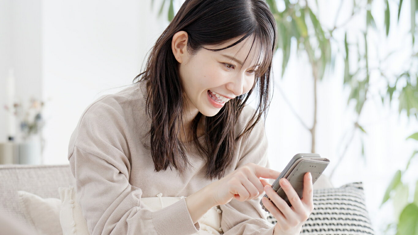 買い物を楽しむ女性のイメージ