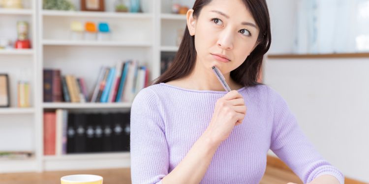 悩んでいる様子の女性