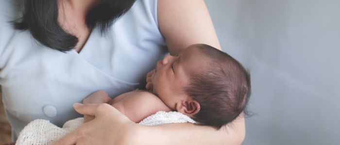 お母さんの腕の中にいる赤ちゃん