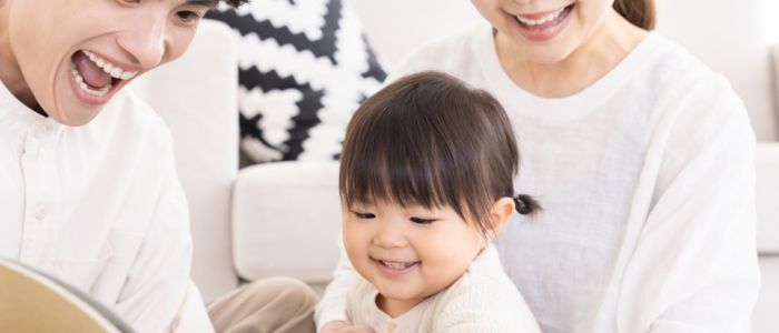 楽しそうに遊んでいる親子