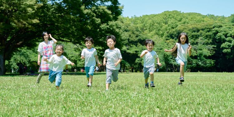 走っている子どもたち