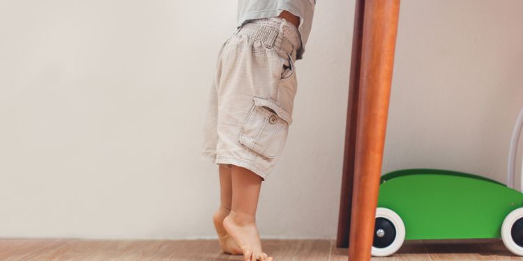 背伸びする子ども