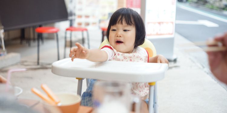 食事をする子ども
