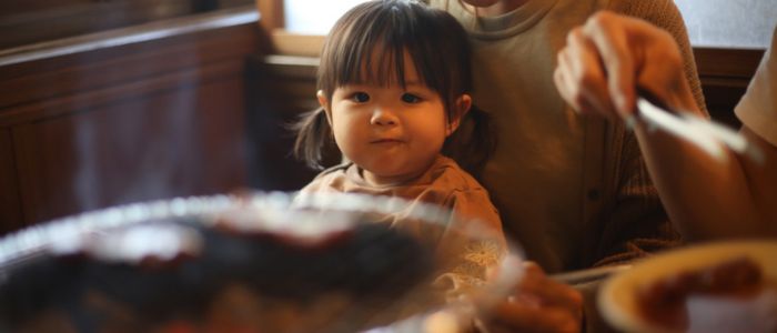 ケーキを見る子ども