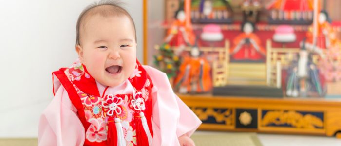 ひな祭りを楽しむ赤ちゃん