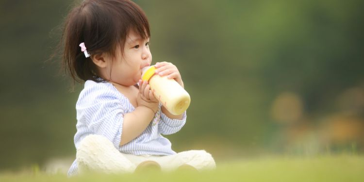 公園でミルクを飲む赤ちゃん